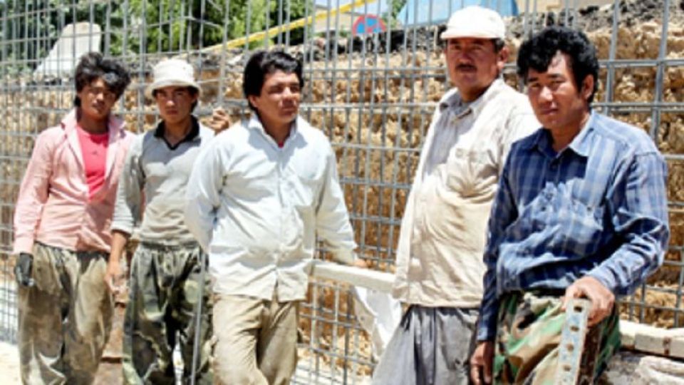 رحمان، مهاجر کابلی، با دستای پینه‌بسته تونل کند، کارخانه ساخت، ایرانو بالا برد. حالا مهاجرای بی‌حساب کار و نظمو به هم می‌ریزن. رحمان قهرماندخانوادشه حالا باید بخاطر مهاجرین غیرقانونی از کشور اخراج بشه 

#این_مطالبه_عبری_است
 #اخراج_افغانی_مطالبه_میلی