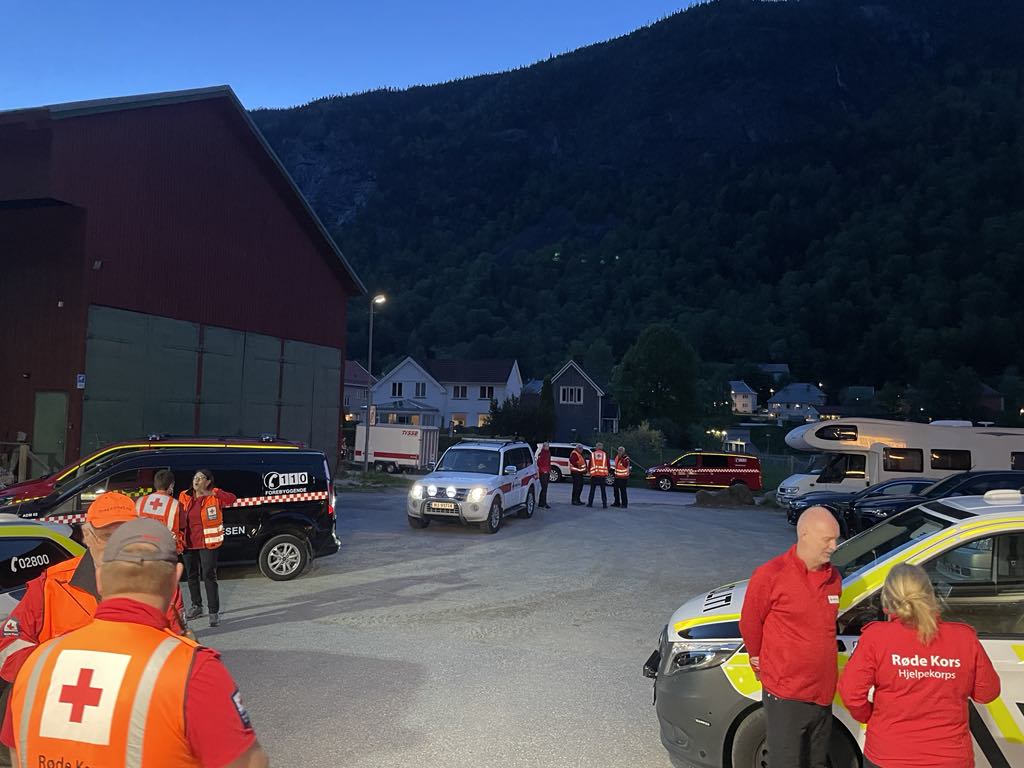 Kvinne i 80-åra er funnet i god behold. Rjukan og Tinn, Hjartdal og Notodden Røde Kors har bidratt med 18 mannskap i søket på #rjukan i kveld.