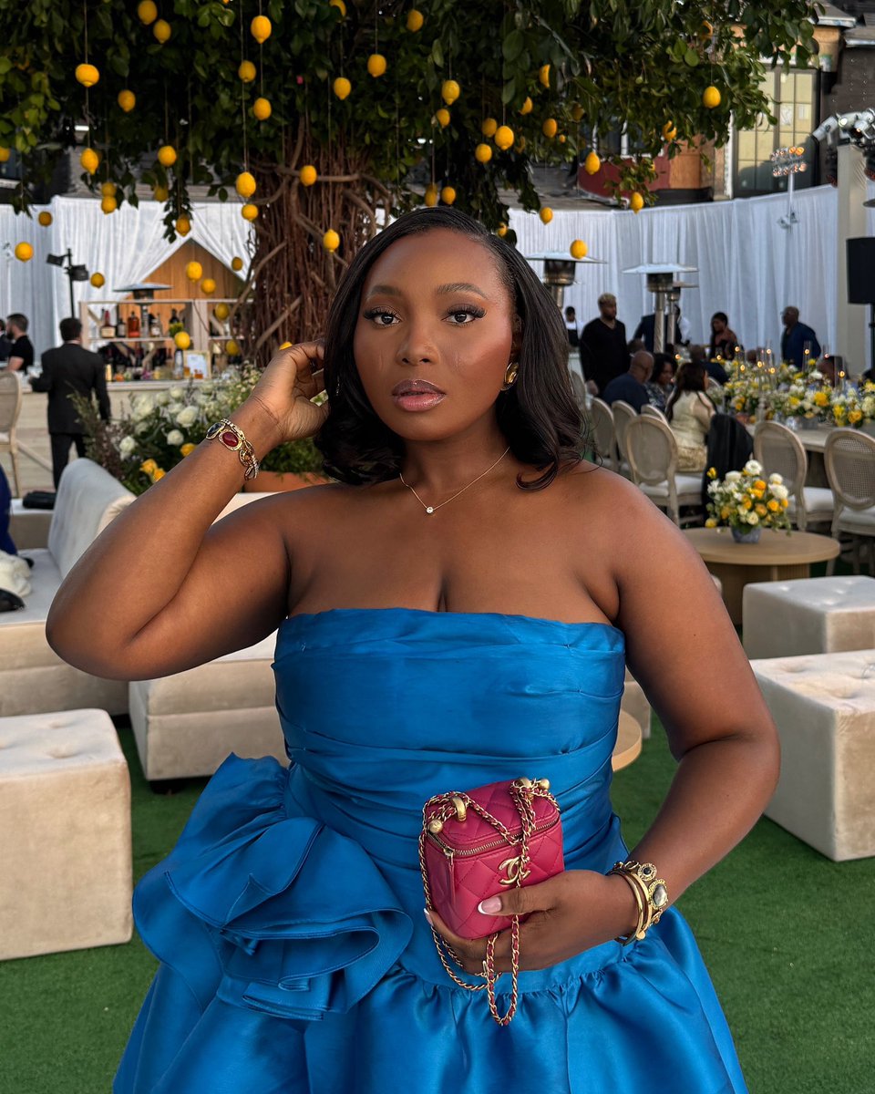 AlmaChronicle's tweet image. #weddingguest 💙