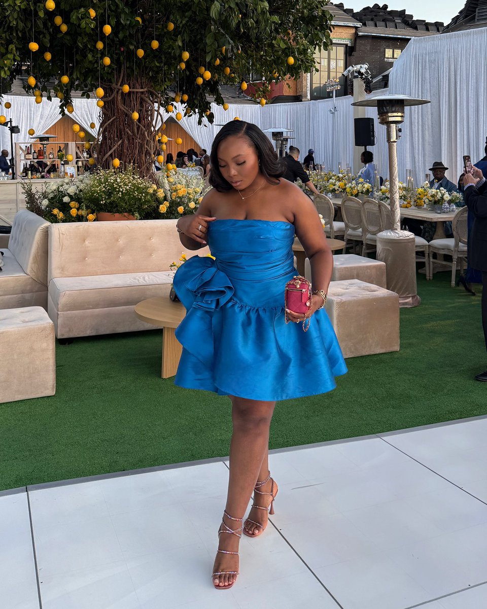 AlmaChronicle's tweet image. #weddingguest 💙