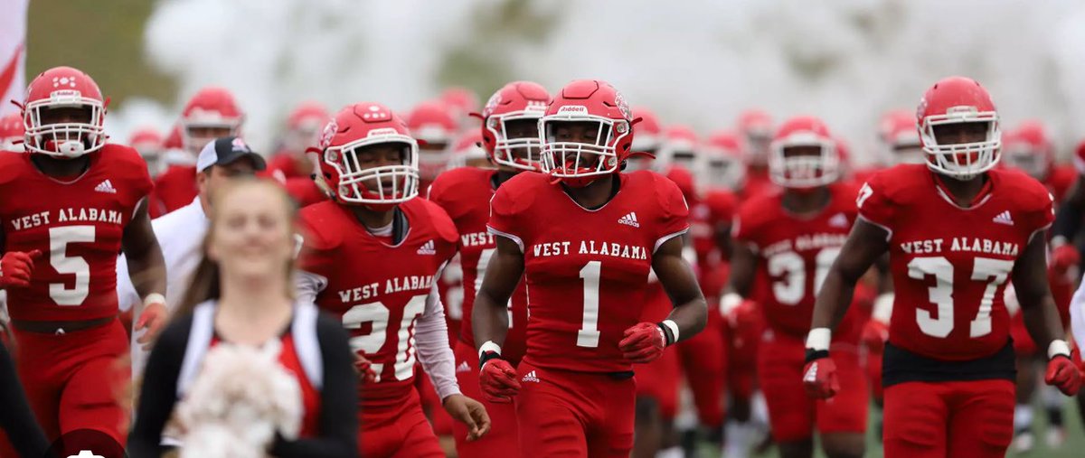 Chardariushutc1's tweet photo. After a great talk with @Squareboy92 im blessed to receive an official offer from @uwa_football✝️✝️ GO TIGERS🐅 https://t.co/4SG5jEXiyF
