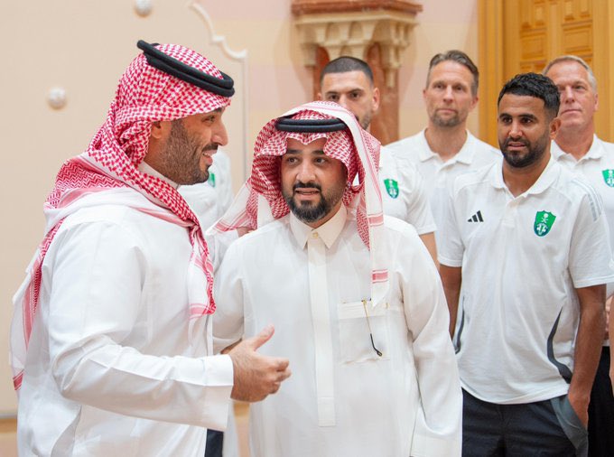 سمو #ولي_العهد الأمير #محمد_بن_سلمان أثناء إستقباله بطل آسيا النادي الأهلي يُشير إلى ضرورة مواصلة العمل وبذل المزيد من الجهود؛ لرفع اسم المملكة العربية #السعودية عالياً في المحافل العالمية كافة 🇸🇦