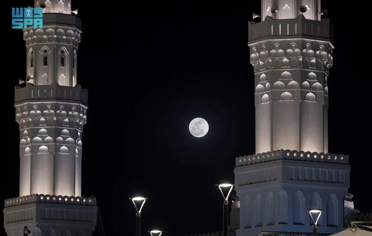 ينظر الناس إلى القمر مكتملًا في مثل هذه الليلة فتتنازعهم أطياف الذكريات وصور الأحبة .. 
يقول هند بن أبي هالة في وصفه للنبي ﷺ: كان يتلألأ وجهه تلألؤ القمر ليلة البدر.  
ويقول كعب بن مالك: كان ﷺ إذا سُرّ استنار وجهه كأنه قطعة قمر.
ويقول جابر بن سمرة: رأيت رسول الله ﷺ في ليلة