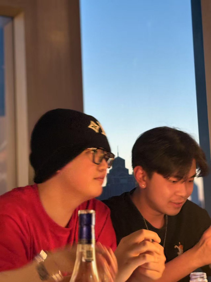 aaronleonhart4's tweet image. reunited with this bitch 永远的兄弟