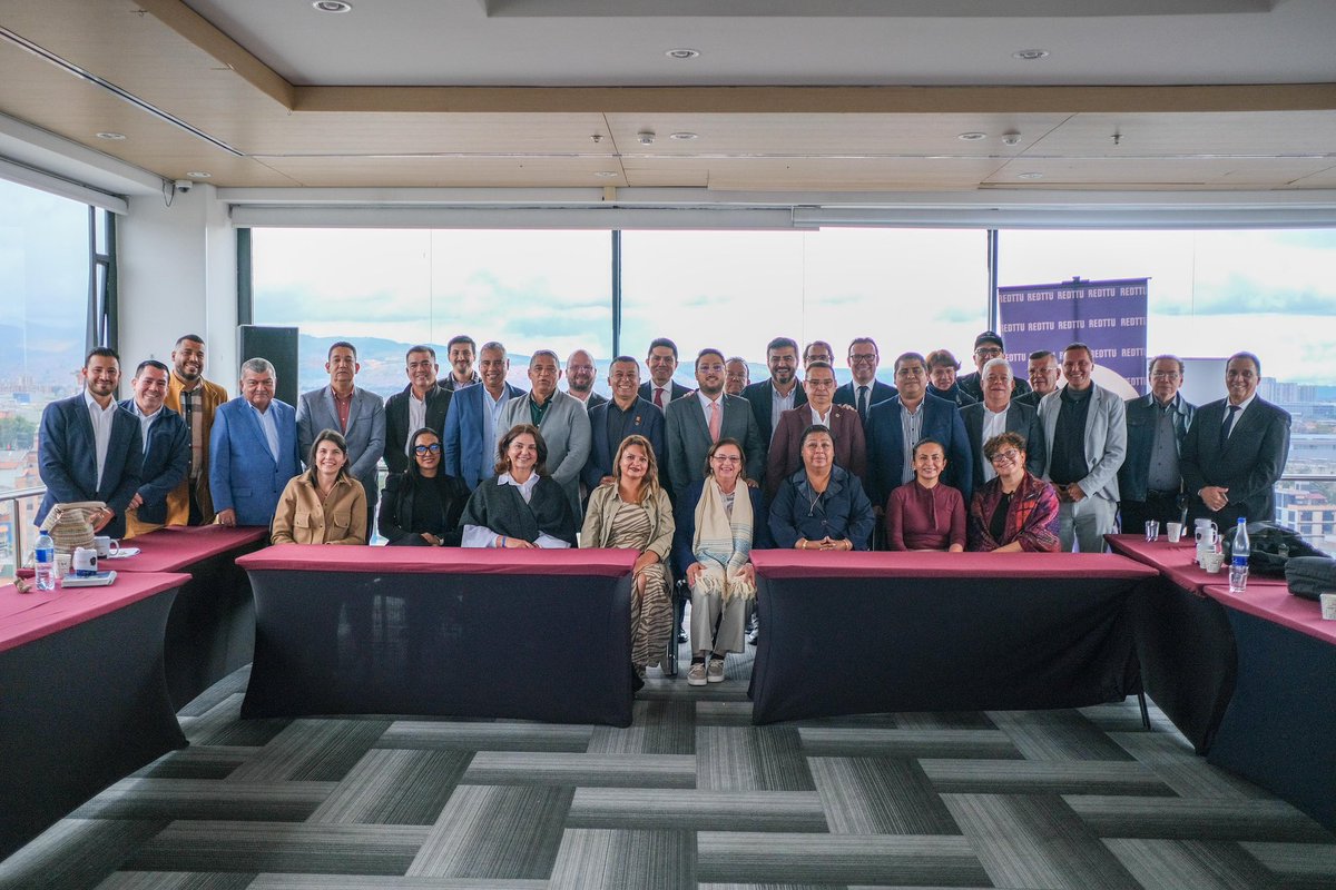 ¡En el #GobiernoDelCambio seguimos con buenas noticias! 🙌
Este 2025 invertimos más de $125 mil millones en nuestras instituciones técnicas profesionales, tecnológicas y universitarias públicas. Un aumento del 149% comparado con el año pasado que fue de más de $50 mil millones.