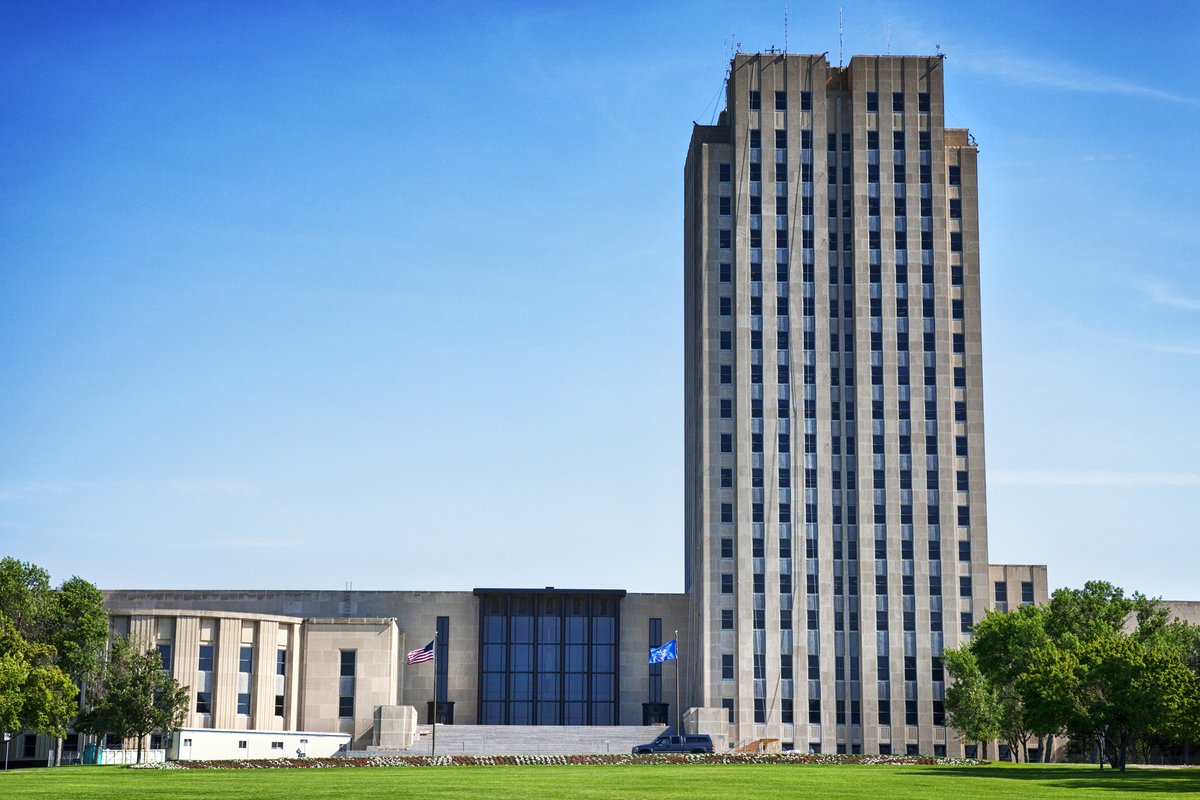 North Dakota just enacted SB 2226 &amp; HB 1417—ensuring counsel at first appearance, eliminating public defender fees, and ending recoupment.

6ac.org/big-public-def…

#RightToCounsel #SixthAmendment #CriminalJusticeReform