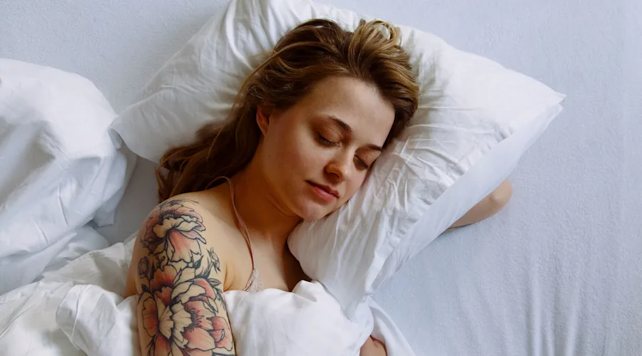 HealthInASnap's tweet photo. Did you know your diet affects your deep sleep? 🍔💤 A study found that junk food lowers deep sleep quality, leaving you less rested. Swap unhealthy snacks for foods like walnuts, fatty fish, and tart cherry juice for better rest! 💤 #HealthyEating #SleepBetter https://t.co/k6TLuAIEUe
