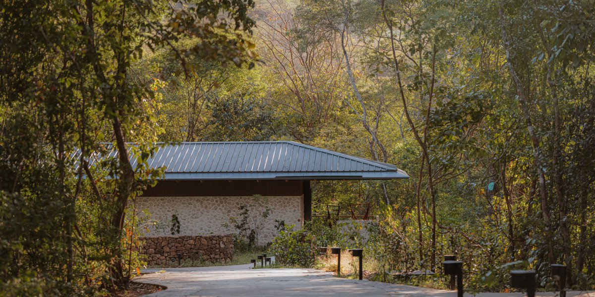 StudioSaxe's tweet image. Through thoughtful space planning, electromechanical coordination, and lighting design, our team created a retreat where tropical simplicity meets refined luxury.

studiosaxe.com/projects/rio-p…