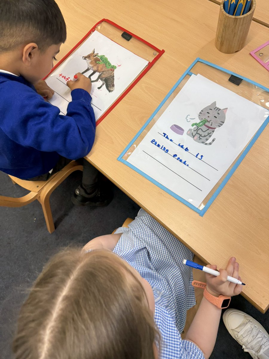 FlushdykeClass1's tweet image. Super independent writing in provision today!🐸 #EYFSwriting