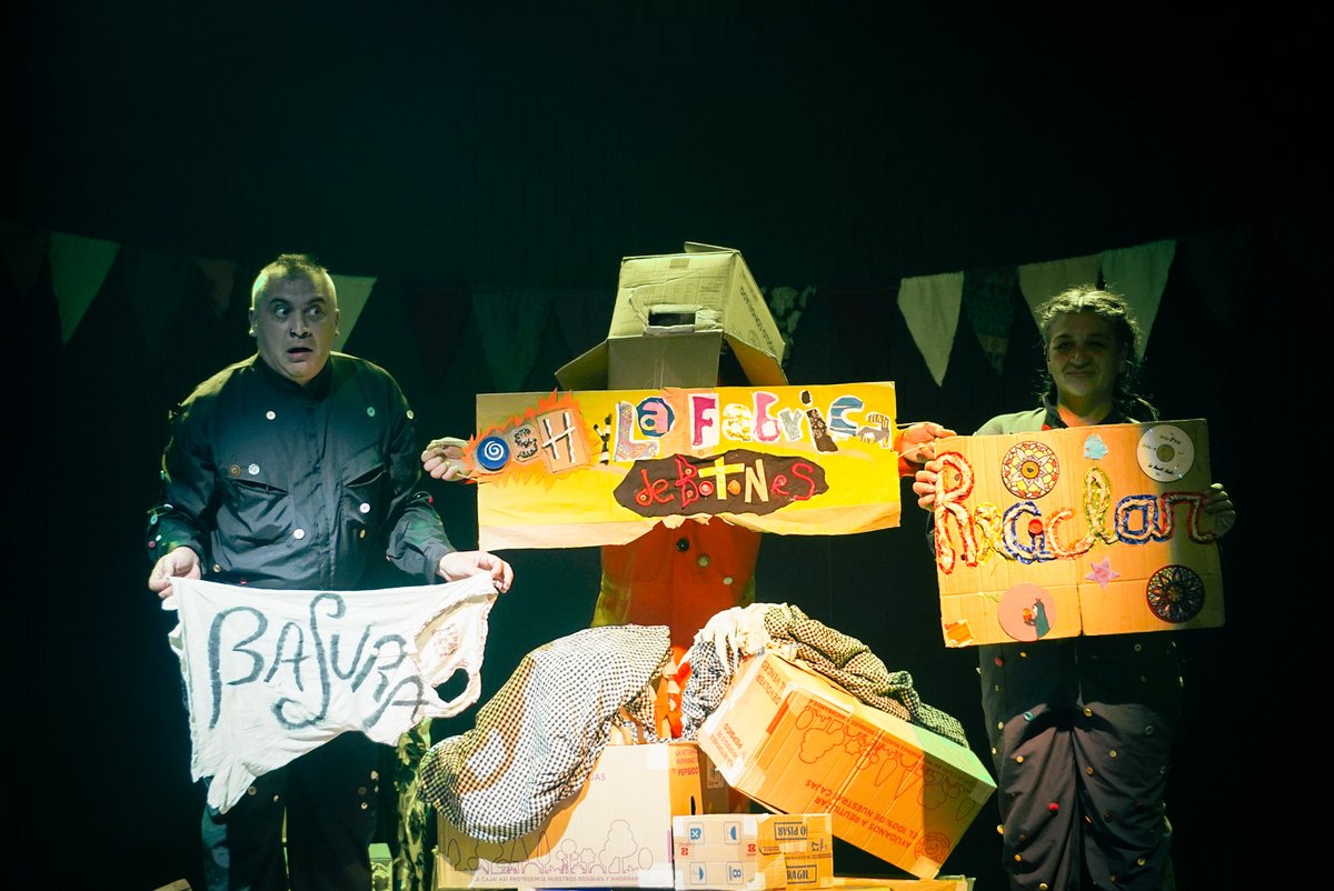 ccmch_'s tweet photo. 📸Te mostramos un resumen de la obra "Osh y la fábrica de botones" de Omar Bustos interpretada por los integrantes de la compañía @dequeteriesteatro.chillan en la Sala 6 en el marco de la programación del Mes del Teatro 🎭 https://t.co/kUIbgcTO4t