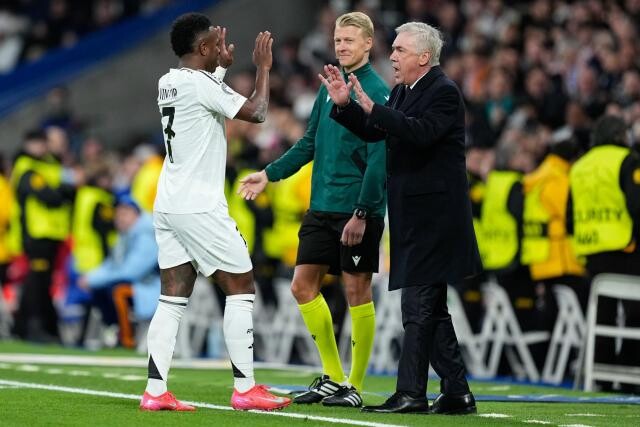 Carlo Ancelotti ne sera plus l'entraîneur du Real Madrid : il s'est engagé avec la Fédération brésilienne et entrera en fonction lors du prochain rassemblement, en juin, avec pour mission de mener la Seleçao à un sixième titre de championne du monde.
➡️ l.lequipe.fr/bR6