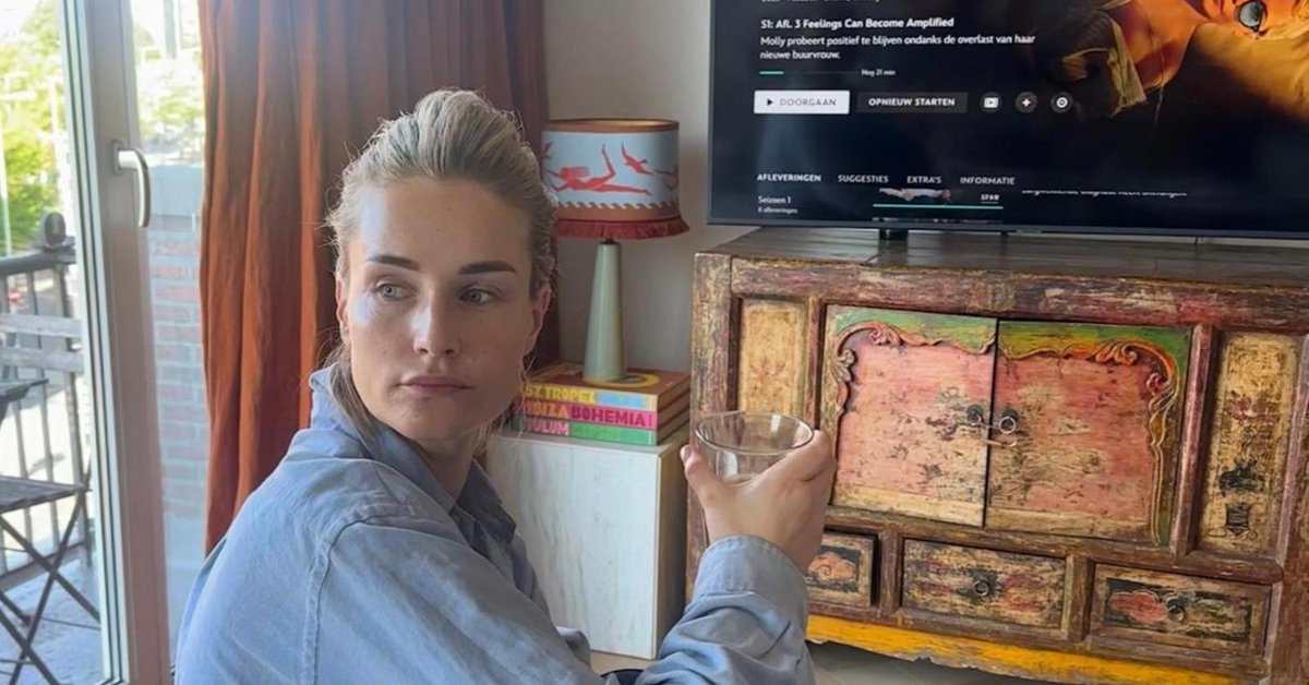 „We zien een flashback. Molly neemt tijdens chemotherapie initiatief tot seks. Steve kan het niet. Haar kale kop doet hem denken aan zijn oom. Het is pijnlijk, grappig, herkenbaar." telegraaf.nl/vrouw/40511543…