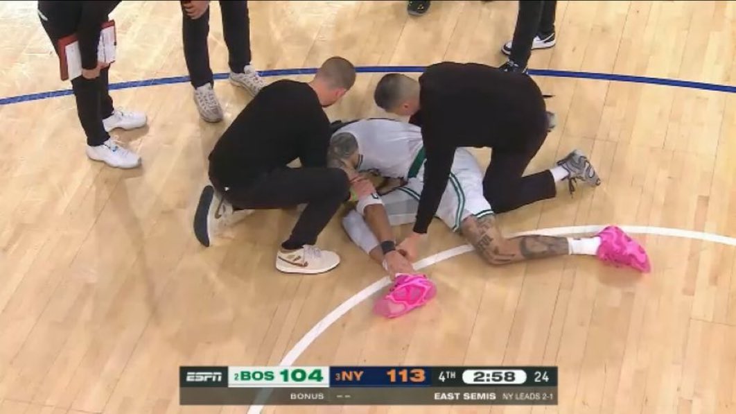 LegionHoops's tweet image. Jayson Tatum is in extreme pain on the ground with a non-contact injury.

Prayers for JT 💔