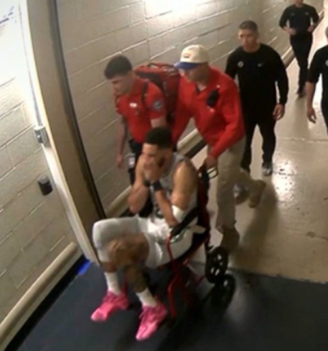 ProperBettor_'s tweet image. Tatum getting carried by his team on the court
And med team off the court
Smh Kobe would never go out like this