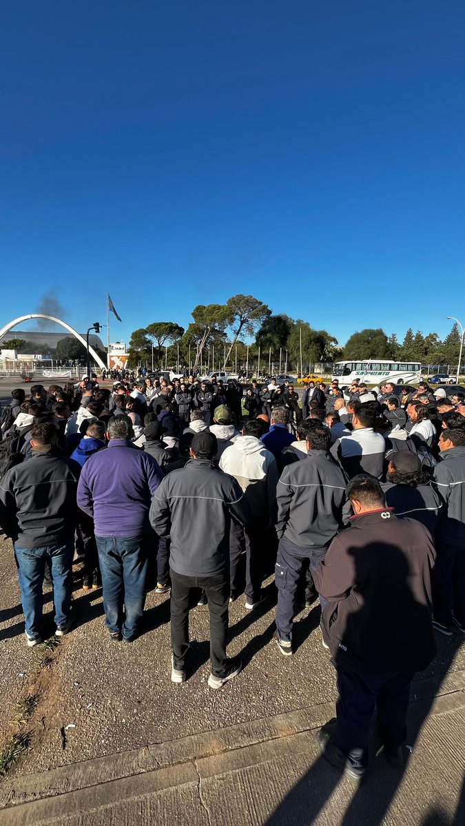 APAcordoba's tweet image. Continuamos con asambleas en FAdeA, reclamando que depositen el sueldo completo, recomposición salarial ya y anular el convenio entreguista de empresa.#FAdeA #somosapa