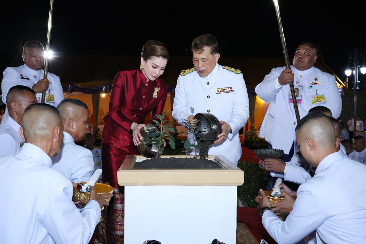 doirta_'s tweet photo. เมื่อวันอาทิตย์ที่ ๑๑ พฤษภาคม ๒๕๖๘ เวลา ๑๙.๑๐ น. พระบาทสมเด็จพระเจ้าอยู่หัว และสมเด็จพระนางเจ้า ฯ พระบรมราชินี เสด็จออก ณ พื้นที่ปลูกพระศรีมหาโพธิยาลงกรณ์ พระที่นั่งอัมพรสถาน พระราชวังดุสิต ไปทรงปลูกพระศรีมหาโพธิยาลงกรณ์ เนื่องในวันวิสาขบูชา
#ทรงพระเจริญ
#พระศรีมหาโพธิยาลงกรณ์ https://t.co/cQxl8peyOB