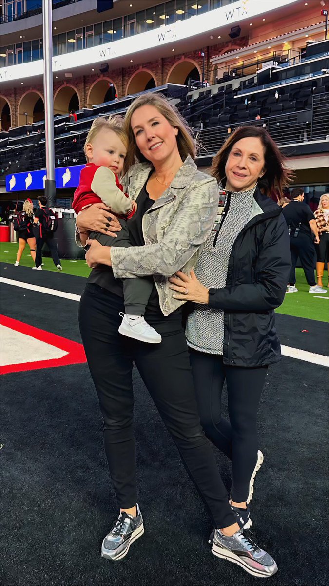There are two women who’ve left an indelible mark on my heart ♥️ my mom and my Auntie Linda.

For 18 years, my mom gave me a front-row seat to unconditional love. She cheered the loudest, held me the tightest, and taught me what it meant to be resilient even when the world felt