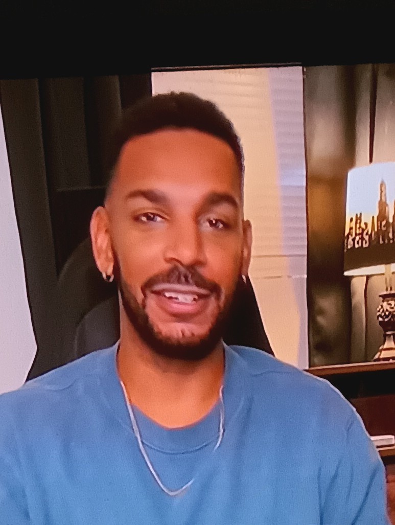 Who goes a shit about this asshole??
He only fake dated Veronica.But he gets on 90 day diaries?? Why ??HE IS UGLY JUST LIKE HIS MOTHER .