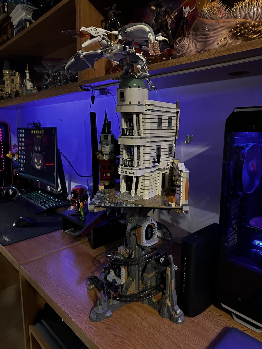 Crixly's tweet image. Finite incantatem! #gringotts #harrypotter #legos @LEGO_Group