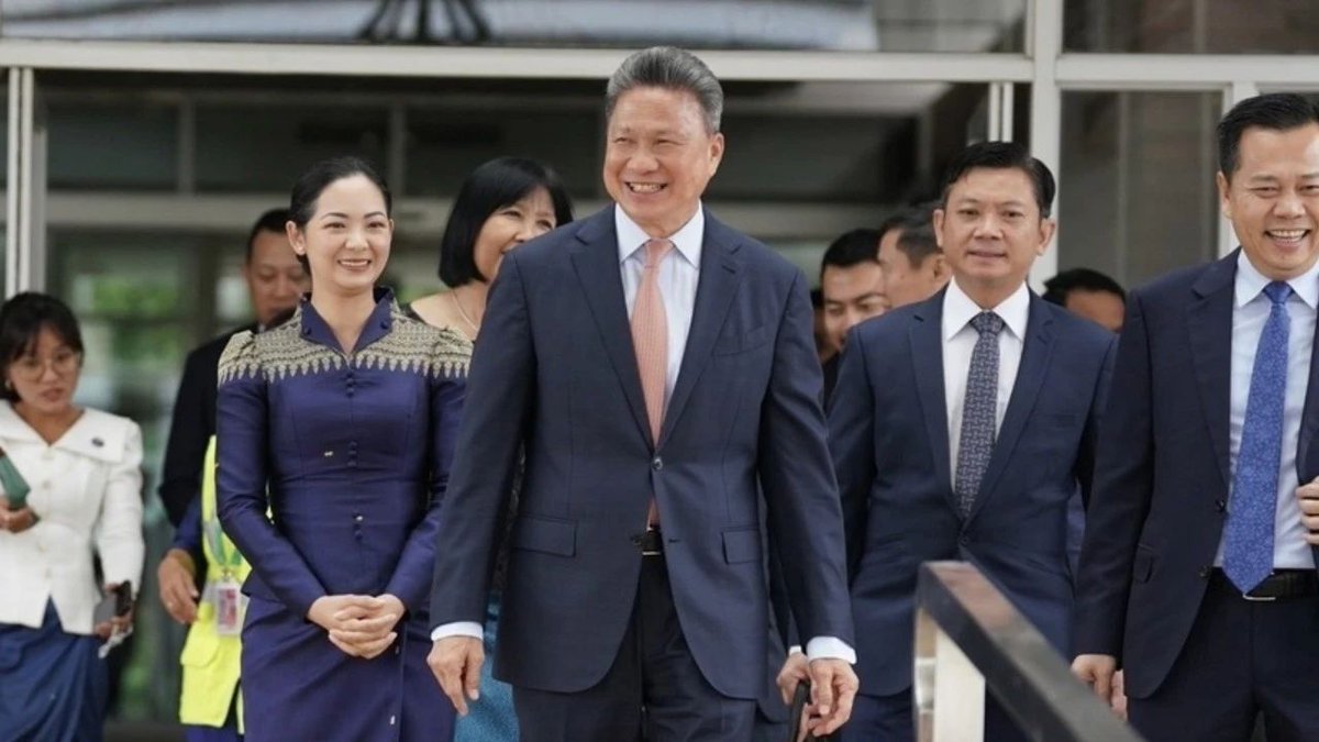 孙展拓率团赴美开启柬美关税谈判】 5月10日，柬埔寨副首相兼柬埔寨发展理事会（CDC）第一副主席孙展拓（Sun Chanthol）率队启程美国 ，准备出席于5月13日至15日举行的双边贸易与投资关系谈判。 #柬埔寨经济##投资柬埔寨##柬美关税#  👉浏览全文点击：https://t.co/hMsmUJhV5A