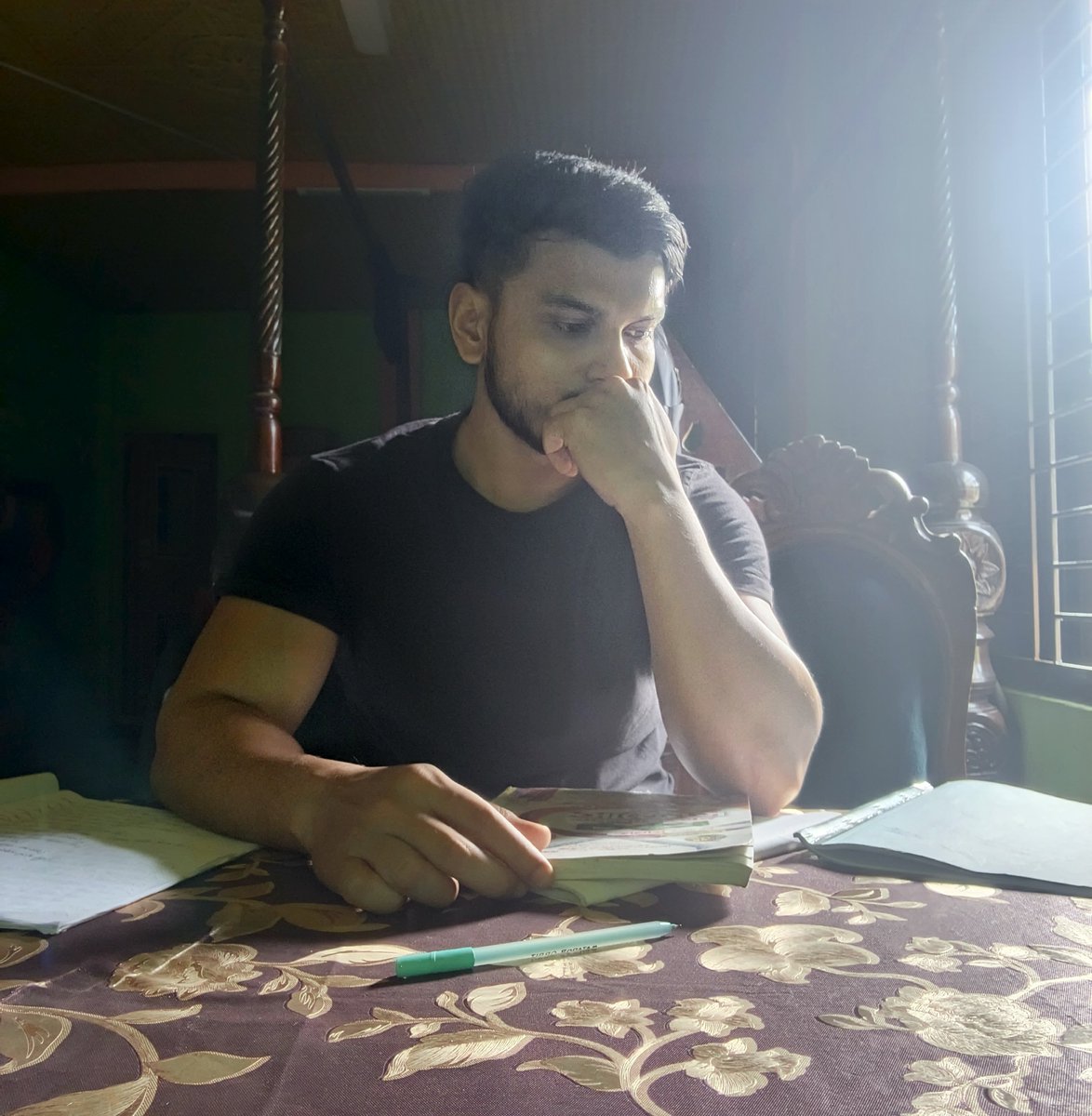 Mahanur_Rahman_'s tweet image. Today is my exam &amp;amp; matter is very critical. I don&apos;t understand properly but I am still happy because Allah knows better than me &amp;amp; I believe, Everything will be in my life for my happiness 💗 

#Reading #Table #Book #Exam #Sirajganj #National #university 🇧🇩