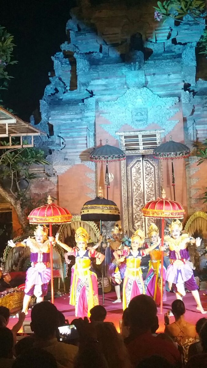 bluebird00010's tweet photo. I went to see the #LegongDance in #Ubud … and now my fingers feel lazy, my face has no expressions, and my clothes look boring.
These #Balinese dancers? 10/10 drama, sparkle, and moves!
I just tried not to fall off my chair from excitement!
#LegongQueens
#UbudNights
#UbudMagic https://t.co/K5unKw4mQb
