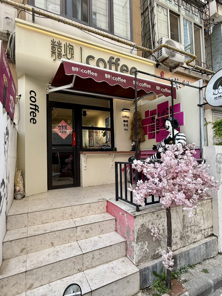 JusssTony's tweet image. Walk yesterday afternoon to Xinghai Square 170k m2 making it the largest urban square in Asia. 

Fresh BBQ squid for dinner 
Unique coffee stops
What’s the go with knuckles?

Definitely Chinese after the Korean stop in Dandong ✌️

Pics in thread 👇

#RandomPics
#DalianChina