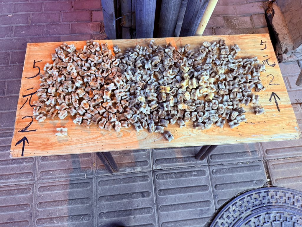 JusssTony's tweet image. Walk yesterday afternoon to Xinghai Square 170k m2 making it the largest urban square in Asia. 

Fresh BBQ squid for dinner 
Unique coffee stops
What’s the go with knuckles?

Definitely Chinese after the Korean stop in Dandong ✌️

Pics in thread 👇

#RandomPics
#DalianChina