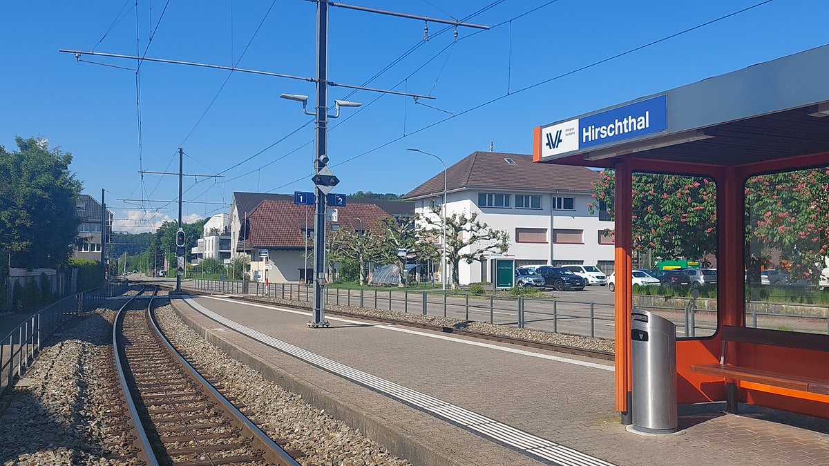 standseilbahnen's tweet photo. Sehr schlecht in Hirschthal - die Barriere zum Perron schliesst Minuten vor der Abfahrt. Man kann nicht mehr einsteigen. Also in Hirschthal immer einige Minuten vor Abfahrt am Bahnhof sein ! Rechtzeitig reicht nicht !
#hirschthal #schlechterservice #aargauverkehr @AargauVerkehr https://t.co/Gn08avknLg