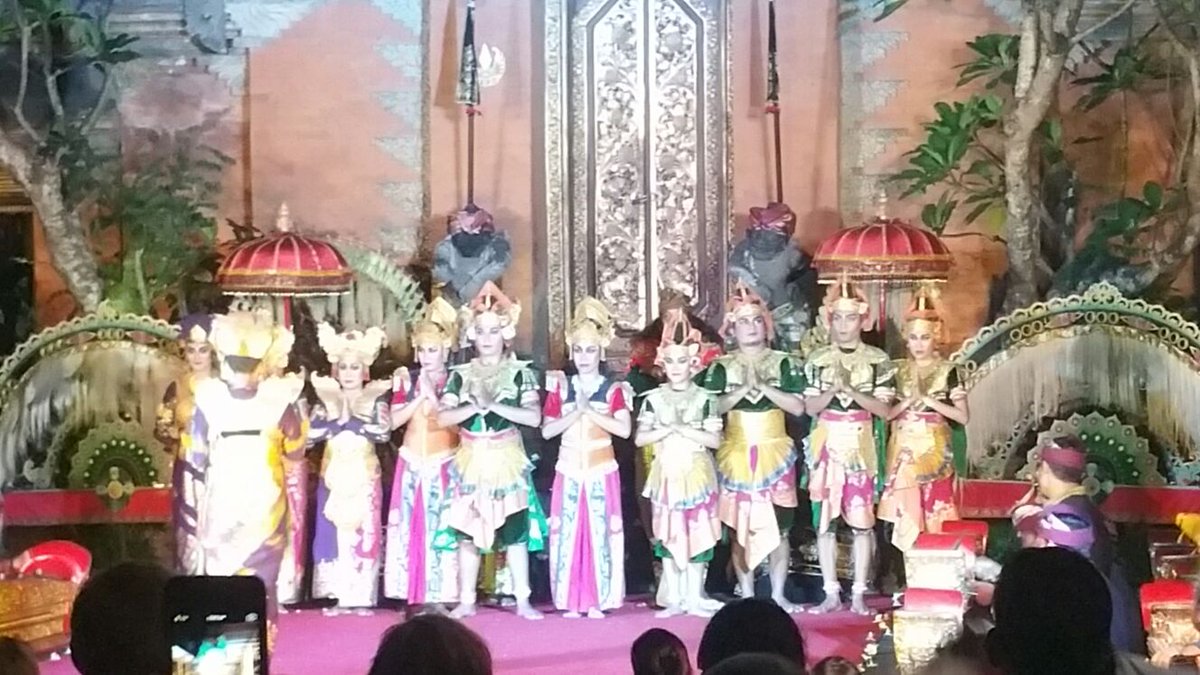 bluebird00010's tweet photo. I went to see the #LegongDance in #Ubud … and now my fingers feel lazy, my face has no expressions, and my clothes look boring.
#Balinese
#LegongQueens
#UbudNights
#UbudMagic
#UbudAdventures
#ExploreUbud
#UbudInMyHeart
#DanceOfBali
#BaliTradition
#BaliDance
#BaliMoves https://t.co/Hw4s9skDXm
