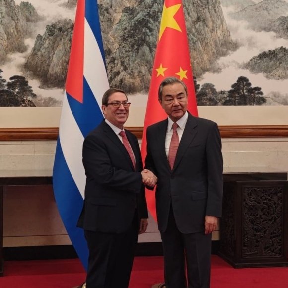 🇨🇺🇨🇳El canciller cubano, Bruno Rodríguez Parrilla, sostuvo este lunes un encuentro con su homólogo chino Wang Yi, en el contexto de la IV Reunión Ministerial del Foro CELAC-China, que se celebrará este 13 de mayo en Beijing.

🔗acortar.link/hwtzJt