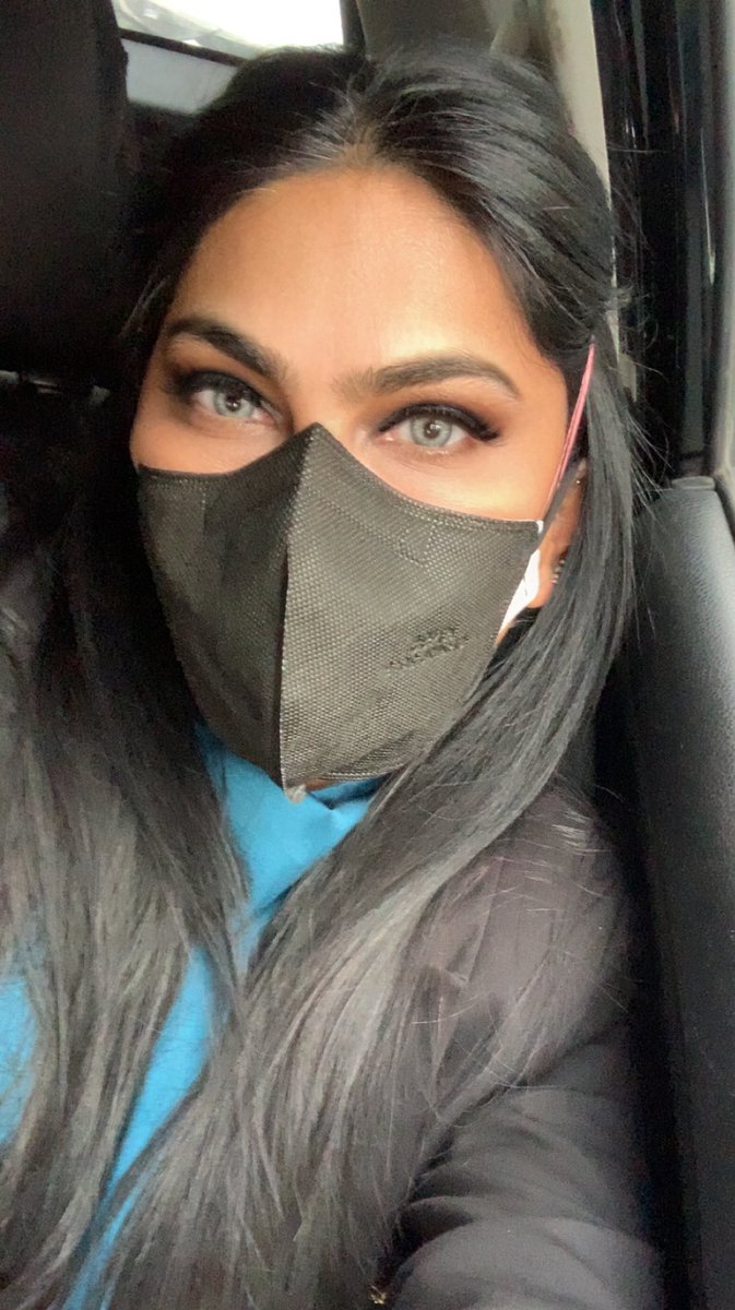 ModelAyshaMirza's tweet image. Not me seeing an NYPD police officer in a surgical mask directing traffic while I’m in my Uber! #MaskedAndRelaxed on my way to lecture, always! A black KN95 to match my outfit over an N95 😷 Can’t wait to hear the best of the best today! #PreparedNotScared #PublicHealthMatters