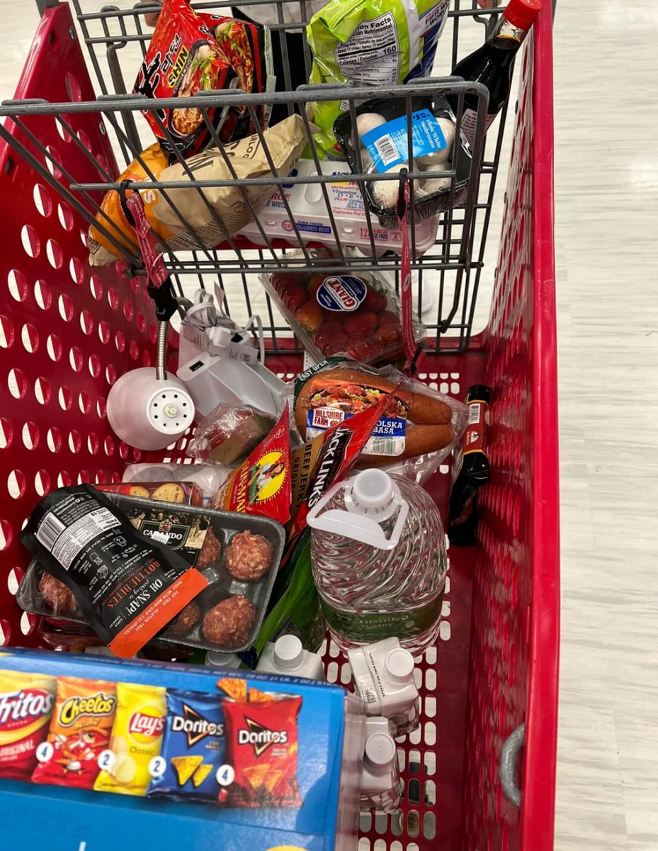 Ready to turn this countertop into a flavor playground! Grocery haul complete, stocked with all the essentials for delicious meals and snack attacks! 🛒🥚🌭🍜🍓🍅🍄🍖