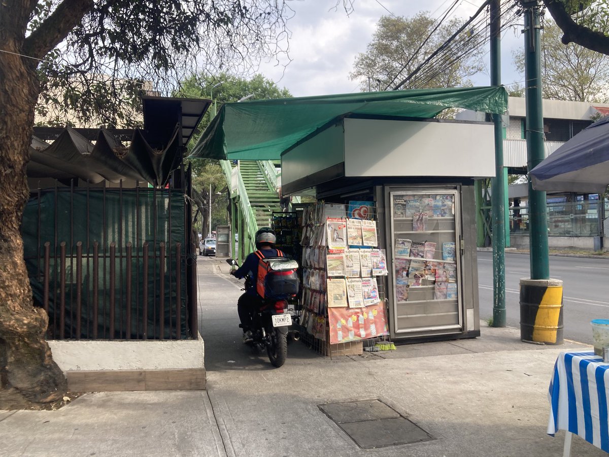 amarquinac's tweet photo. @UCS_GCDMX en Tlalpan, esq. Calz. De la Virgen sigue sucediendo que los @RappiMexico circulan sobre la banqueta en sentido contrario. @Alcaldia_Coy sería bueno que se tomen medidas para que deje de suceder. https://t.co/CXW31tq099