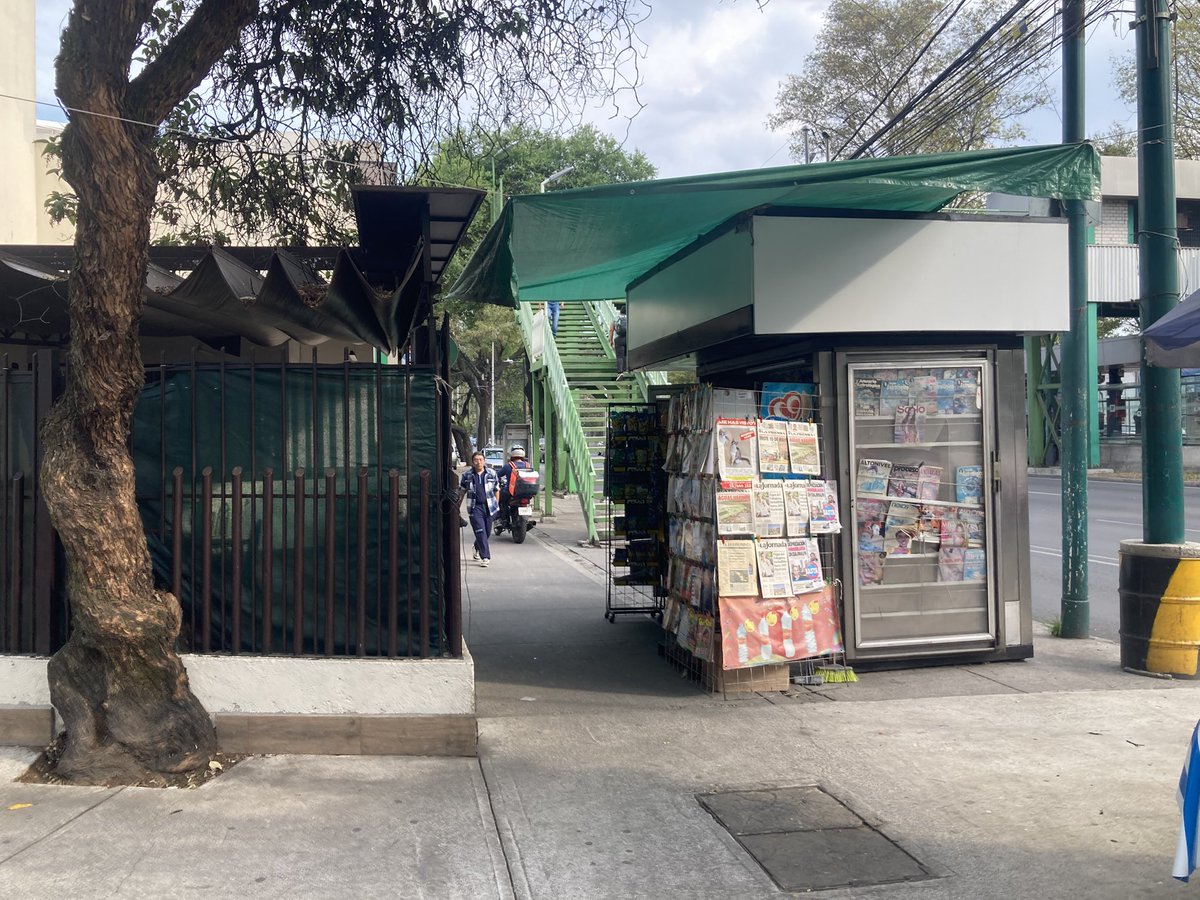 amarquinac's tweet photo. @UCS_GCDMX en Tlalpan, esq. Calz. De la Virgen sigue sucediendo que los @RappiMexico circulan sobre la banqueta en sentido contrario. @Alcaldia_Coy sería bueno que se tomen medidas para que deje de suceder. https://t.co/CXW31tq099