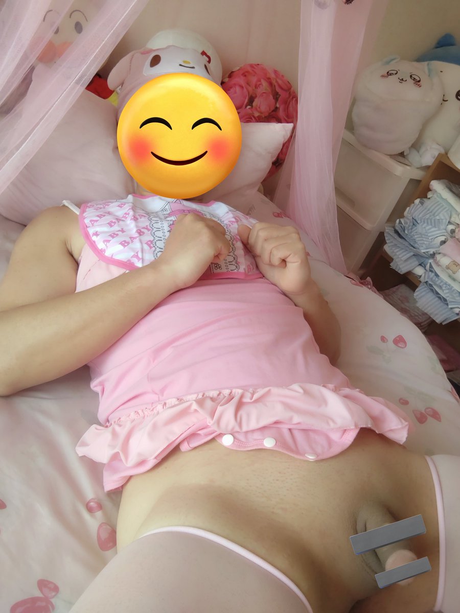 おはようございます
ポコちゃんの愛方です

本日の朝のおむつ替えしていきます
おむつはおねしょでいっぱい汚れてしーしー出ちゃったみたいですね

寝る前にりんごジュース飲んだからかな？
新しいおむつに交換してさっぱりスッキリしましょうね