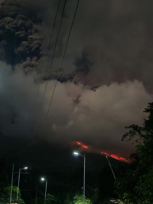 Nagkaroon ng explosive eruption sa Bulkang Kanlaon bandang 2:55 a.m. hanggang 3:00 a.m. ngayong May 13, 2025, ayon sa PHIVOLCS.  

Nananatiling nakataas ang Alert Level 3 sa nasabing bulkan. #YouScoop  

Courtesy: Grapes Aristosa via Julius Spencer Cayabyab/GMA Integrated News
