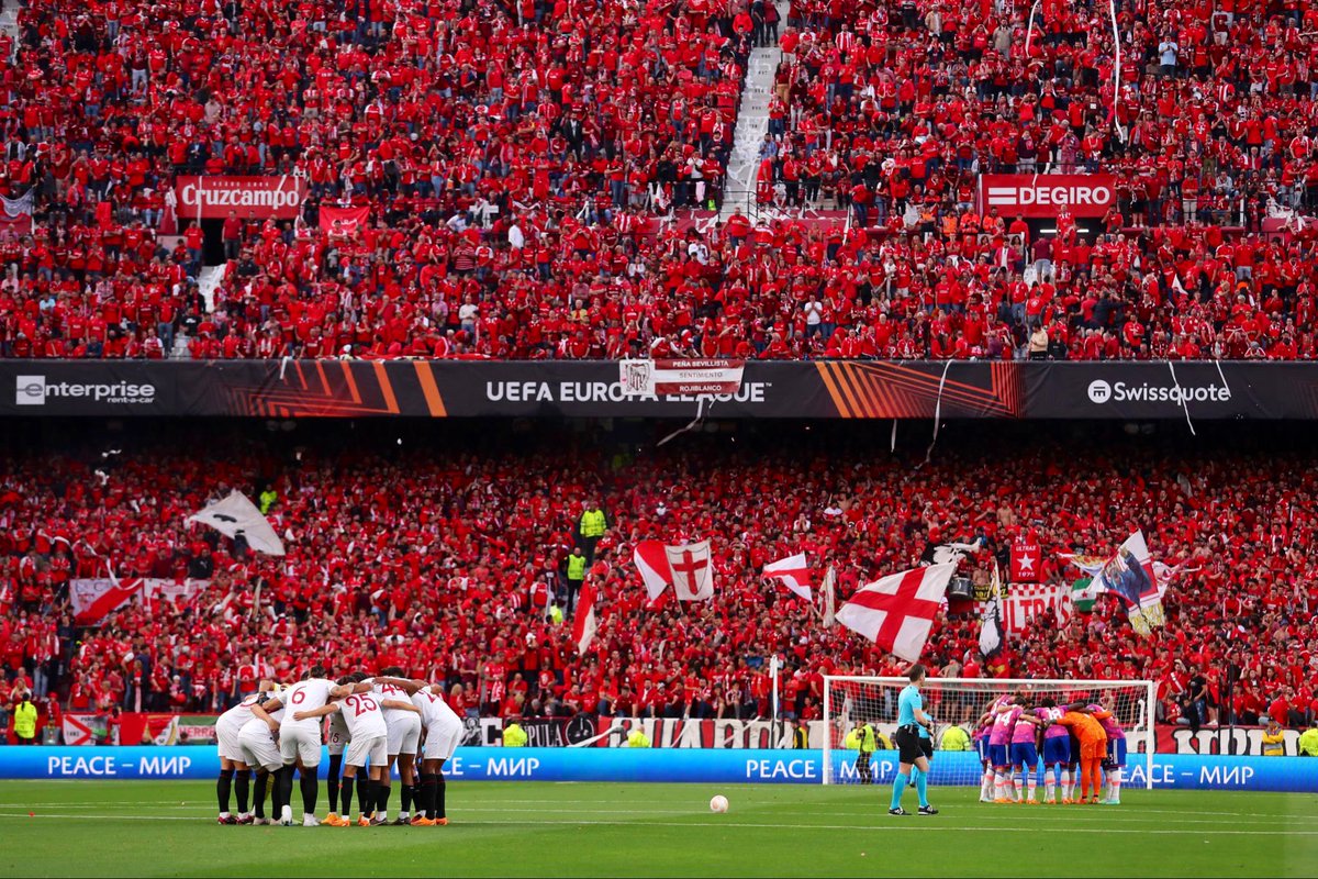 JavierSpike's tweet photo. Todo el mundo vestidos de color rojo. Difunde a quienes no tienen Twitter. Toda la familia sevillista, que vuelva el manicomio de Nervión. Mañana contra Las Palmas, ganar o morir #TodoAlRojo https://t.co/WuZcnkXWA7