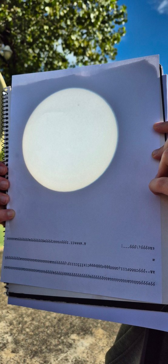 La observación indirecta del Sol proyectando la.misma.en un papel para ver manchas solares.
Un trabajo con mis estudiantes de Fisica en la asignatura Astronomía.
Luego calcularon el tamaño de la mancha.