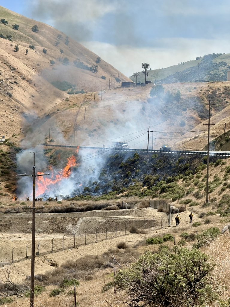 All southbound lanes of I-5 at Grapevine Road are closed due to a brush fire. Fire crews are works to extinguish the fire. Traffic is backing up. Use alternate routes to travel south at this time.