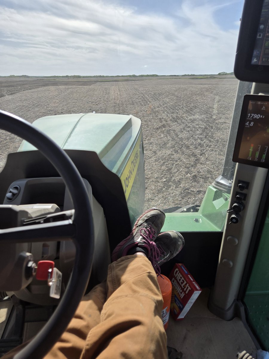 Do you know how many emails, calls, and texts you can reply to when you're seeding without a baby? The answer is A LOT! Sawyer has the best Nana! 
#plant25