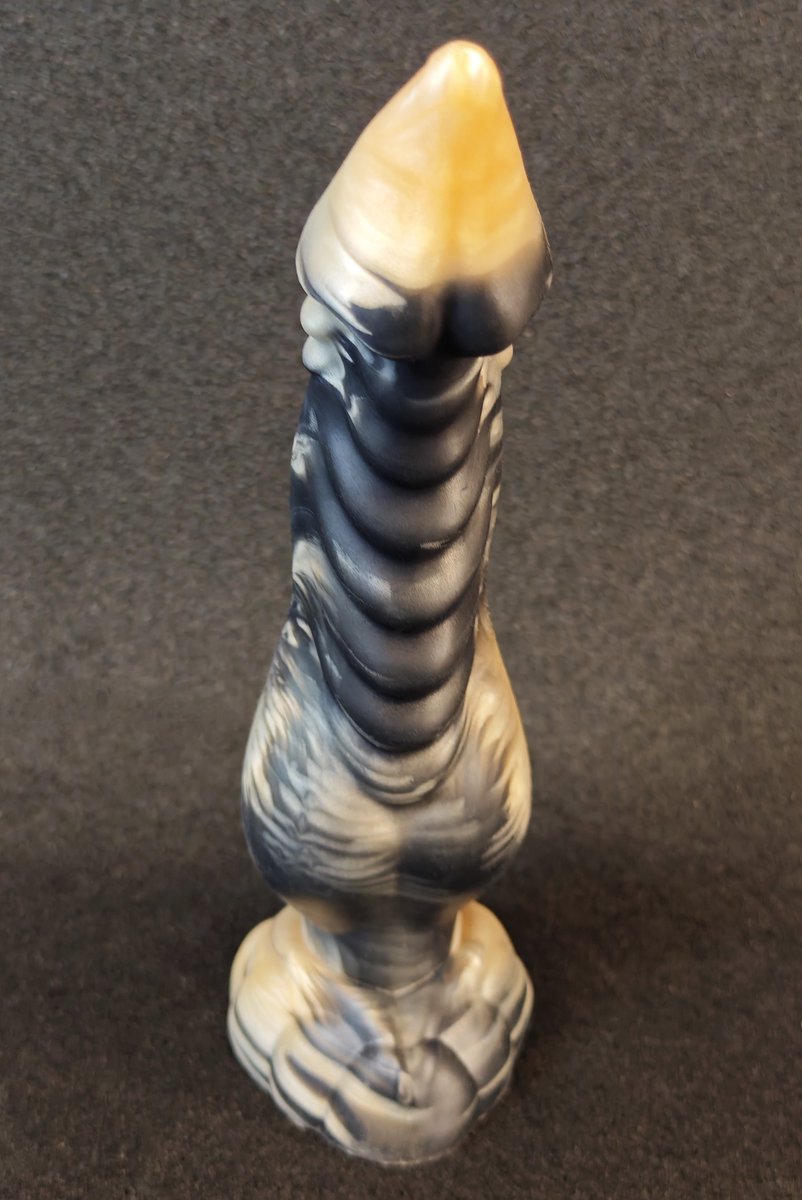 This Psicorp Dragon, marbled in a mix of Moonkissed Nights and Beige, shows that even the less popular colours can really freaking POP when paired properly! Good choice.

Discover a new combination for yourself here: Akifutoys.com/home.php?page=…