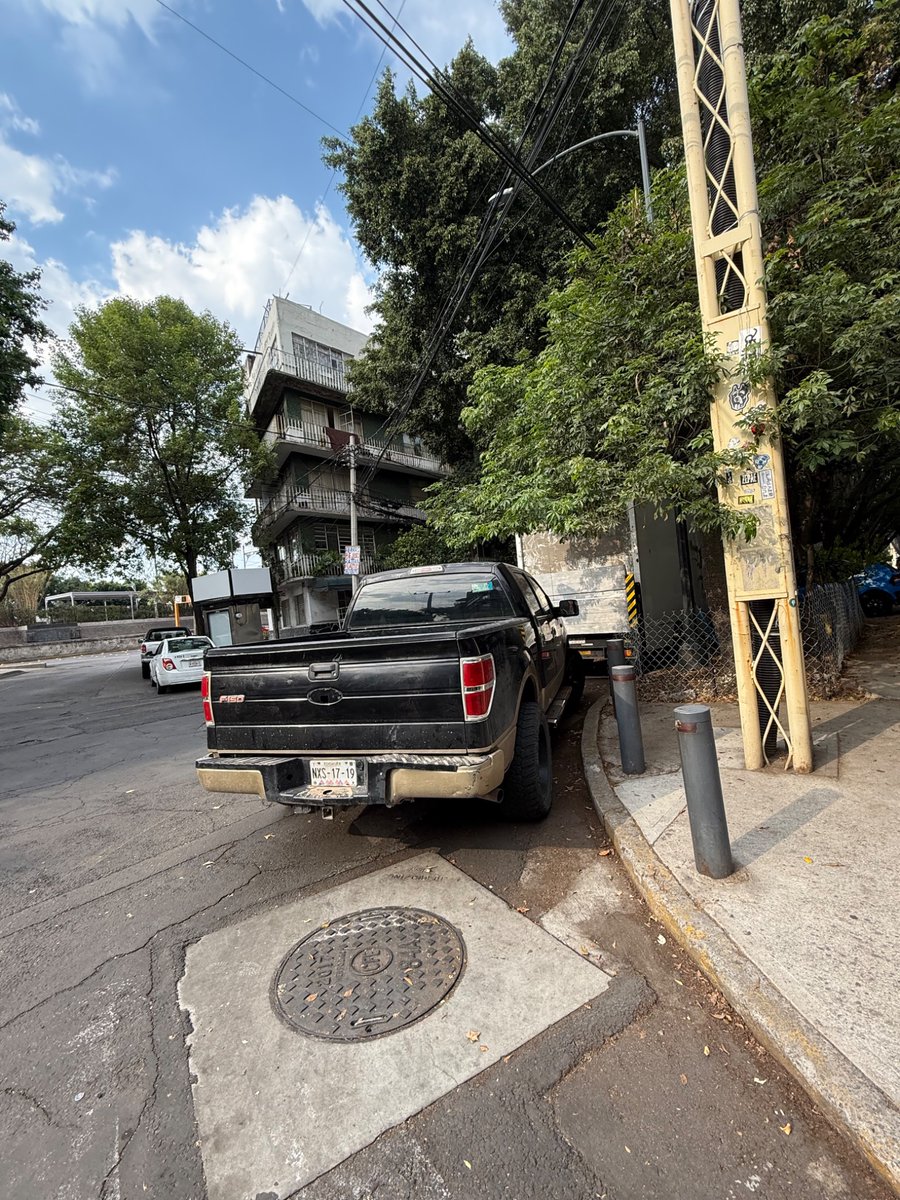 xzb9b2mdtt's tweet photo. @BJAlcaldia @GobCDMX @LaSEMOVI @ClaraBrugadaM @HectorUlisesGN @LuisMendozaBJ @UCS_CDMX
Multar y mover esta pickup que estorba el paso peatonal a partir del 12/05/25
Ubicación: https://t.co/a7wvmVSwld https://t.co/5xgr0CwMSE