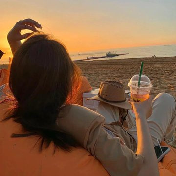 太陽が沈むと、空はまだオレンジがかった赤い夕焼けで燃えています。