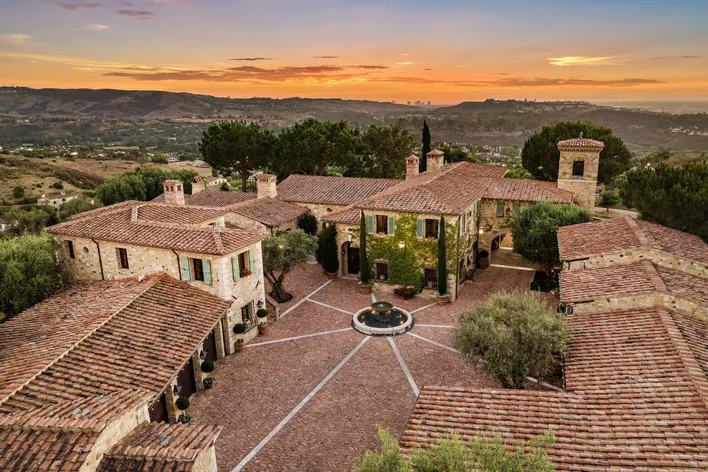 cerulean626_'s tweet photo. Shady Canyon, Irvine, CA (pop. 1.2K, 56% White, AVG Ind. Income: $135K, 74% Bachelor's)
π΄ 2024: Trump +23.8
π΄ 2020: Trump +6.3
π΄ #CASEN: Garvey +30.3
π΄ #CA47: Baugh +27.3
π΄ #SD37: Choi +38.2
π΄ #AD73: Peotter +31.3
π΄ 2020 #CA45: Raths +18.8
π΄ 2020 #SD37: Moorlach +20.5 https://t.co/xZ8BrMUAUk