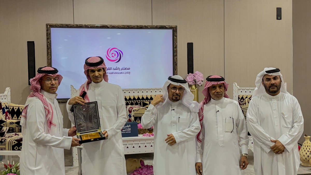 DolceCafe4's tweet photo. في الطائف المآنوس كان تواجد مقهى حبات القهوه الشريك الآدبي في ضيافة   الشيخ راشد القرشي مشكورآ على الكرم الغير مستغرب  لآقامة آمسيه بعنوان قطاف الورد والقصيد كان فارس الأمسيه الشاعر الفصيح خالد بن سعيد والمتحدث الشيخ راشد القرشي ومدير الامسية الاعلامي المتألق عبدالرحمن المنصوري https://t.co/cj7AFSS6D6