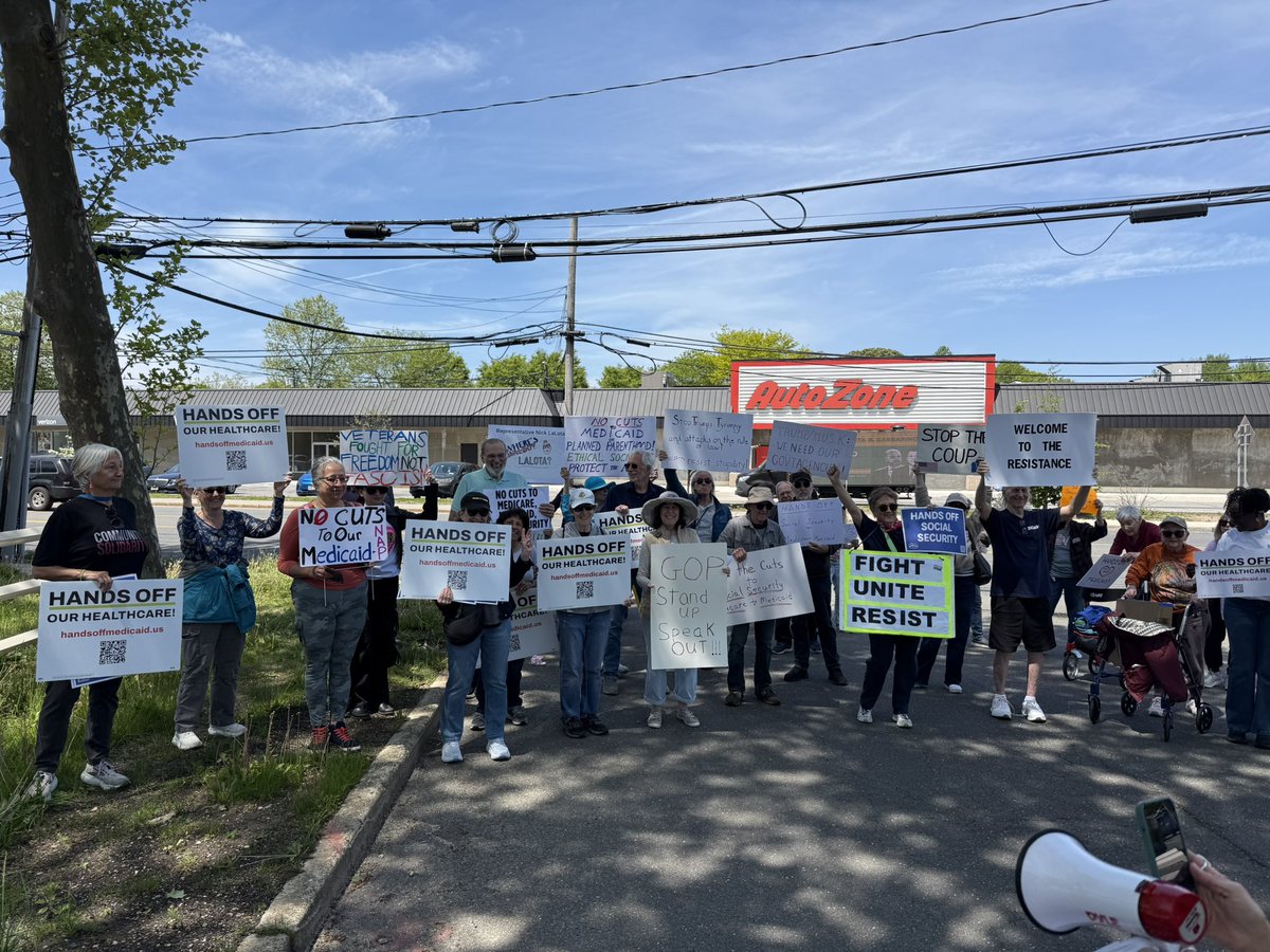 ESVoices's tweet image. Today, Empire State Voices joined @LIProgress and a coalition of local groups at two rallies outside the offices of @RepLaLota and @RepGarbarino where constituents hand-delivered letters demanding no cuts to Social Security, Medicaid, and other earned benefits!