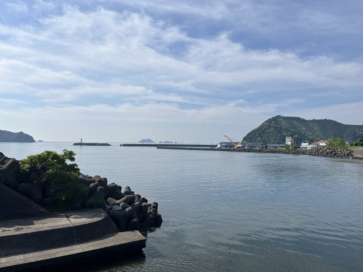 kihokuru's tweet photo. おはようございます。
初夏のような朝です☀️

最近は、昼夜問わず比較的風も穏やかです。久しぶりに釣りにでも行こうかな。

皆様にとって、今日という日が素晴らしい日となりますように😊

#イマソラ #三重県 #紀北町 #赤羽川河口 #長島港 #きほくる https://t.co/EdVe1U6CWm