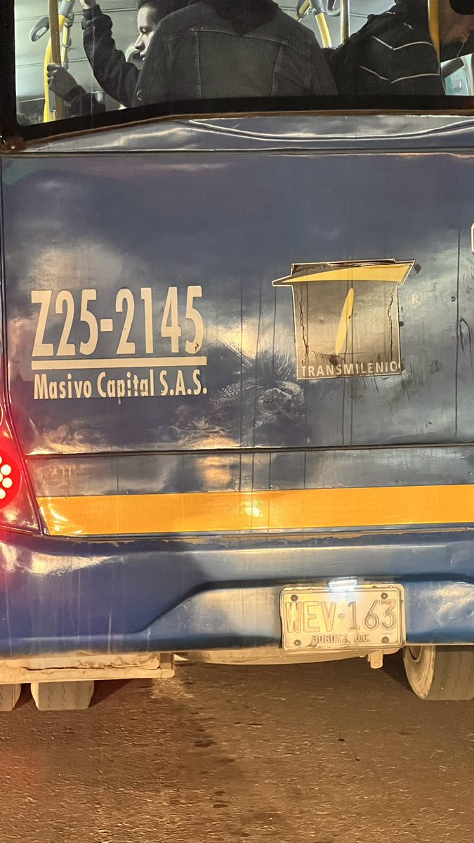 Vean este bruto conductor como se mete sin importar a quien saca del camino. <a href="/CarlosFGalan/">Carlos F. Galán</a> <a href="/SectorMovilidad/">Movilidad Bogotá</a> se le pita y le no le. importa. Fecha 12 mayo hora 6:20. Cerca a la floresta con avenida 68