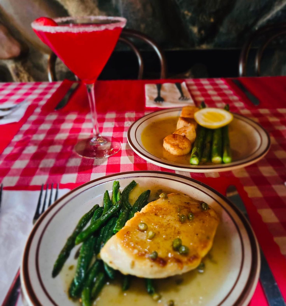 thestation310's tweet image. Chicken Piccata with green beans
& Sea Scallops with asparagus
📸 Vivio’s Northwoods Inn